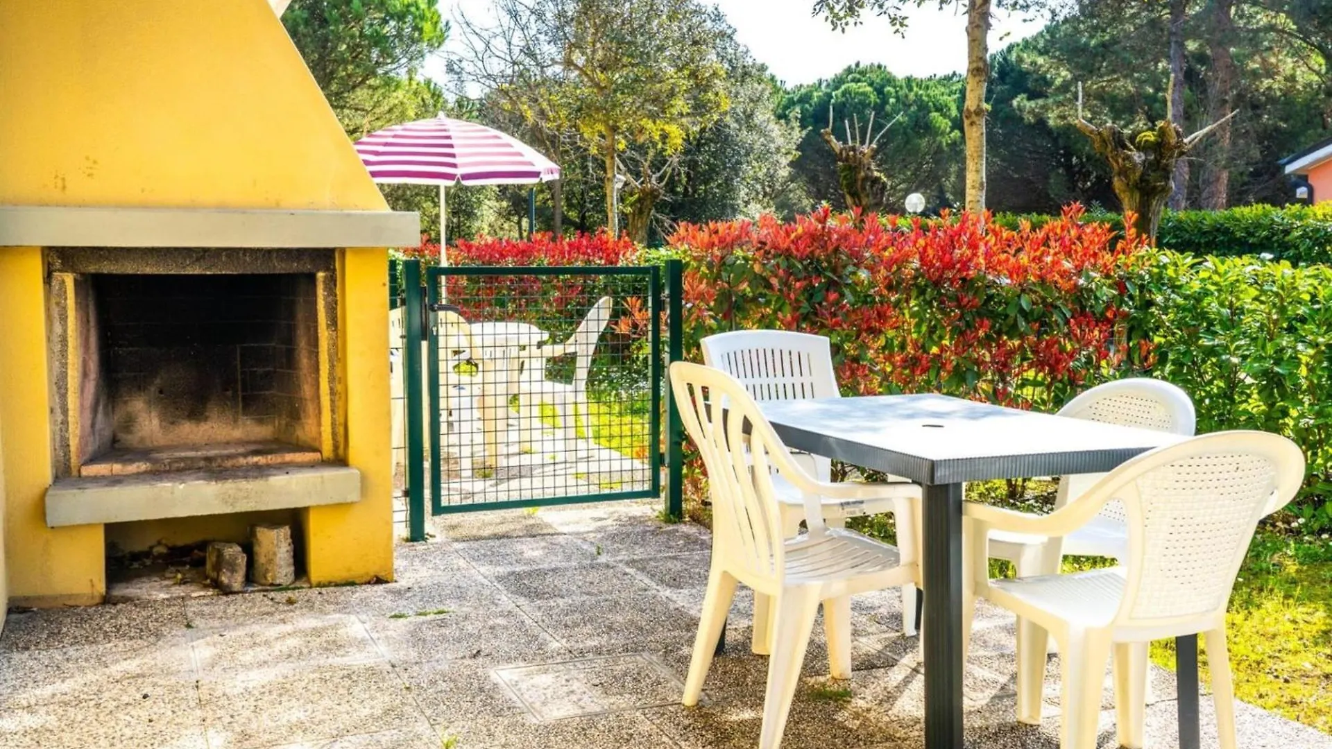 Charming Townhouse With Garden And Pool Apartment Bibione 0*,  Italy
