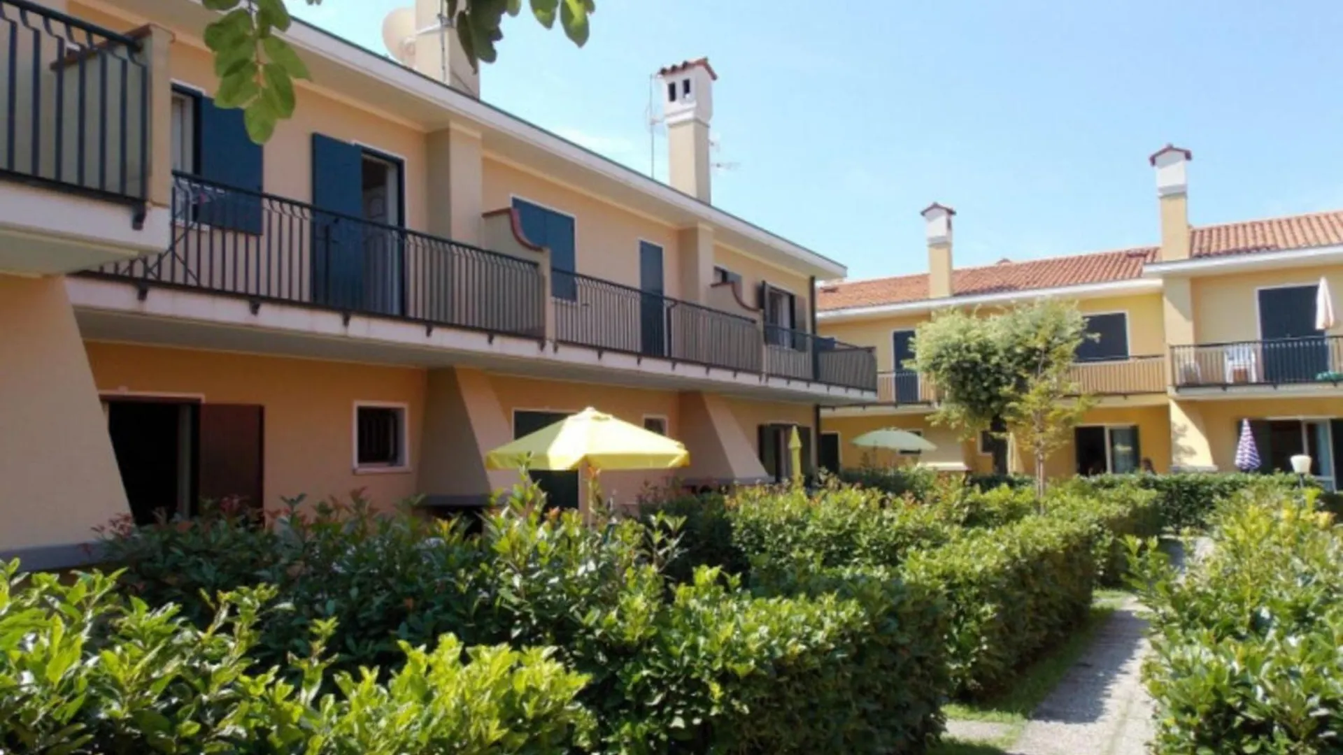 Charming Townhouse With Garden And Pool Apartment Bibione